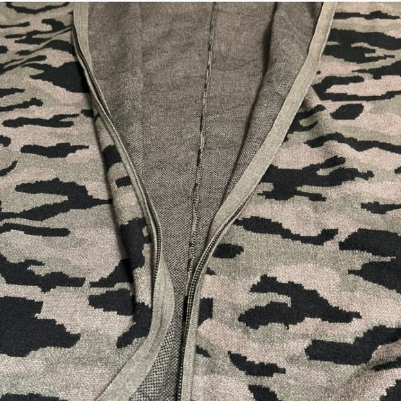 Plus  Size Tahari Zip Up Hooded Sleeveless Cardigan 1x NWT - Picture 4 of 10